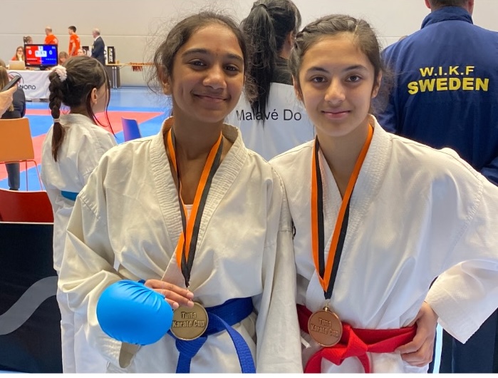 Ruscha suhbat bilan ochiq ruscha jinsiy aloqa Joja karavotda onanizm qiladi